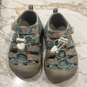 Keen pink and green camo Sandals with Adjustable Straps and Protective Toe Cap